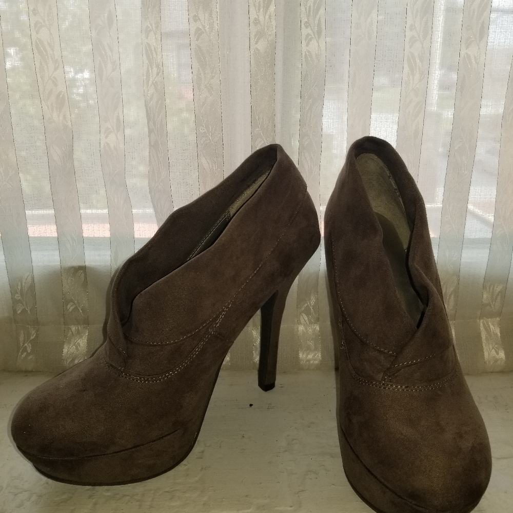 🧡 Suede booties
